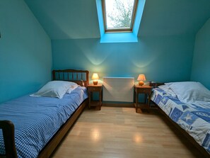Free WiFi, bed sheets - Historic cottage, pets OK - 4 guests (Vennecy)