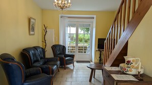 Living area - Historic cottage, pets OK - 4 guests (Vennecy)