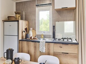 Wasserkocher mit Kaffee-/Teezubehör, Kühlschrank, Mikrowelle