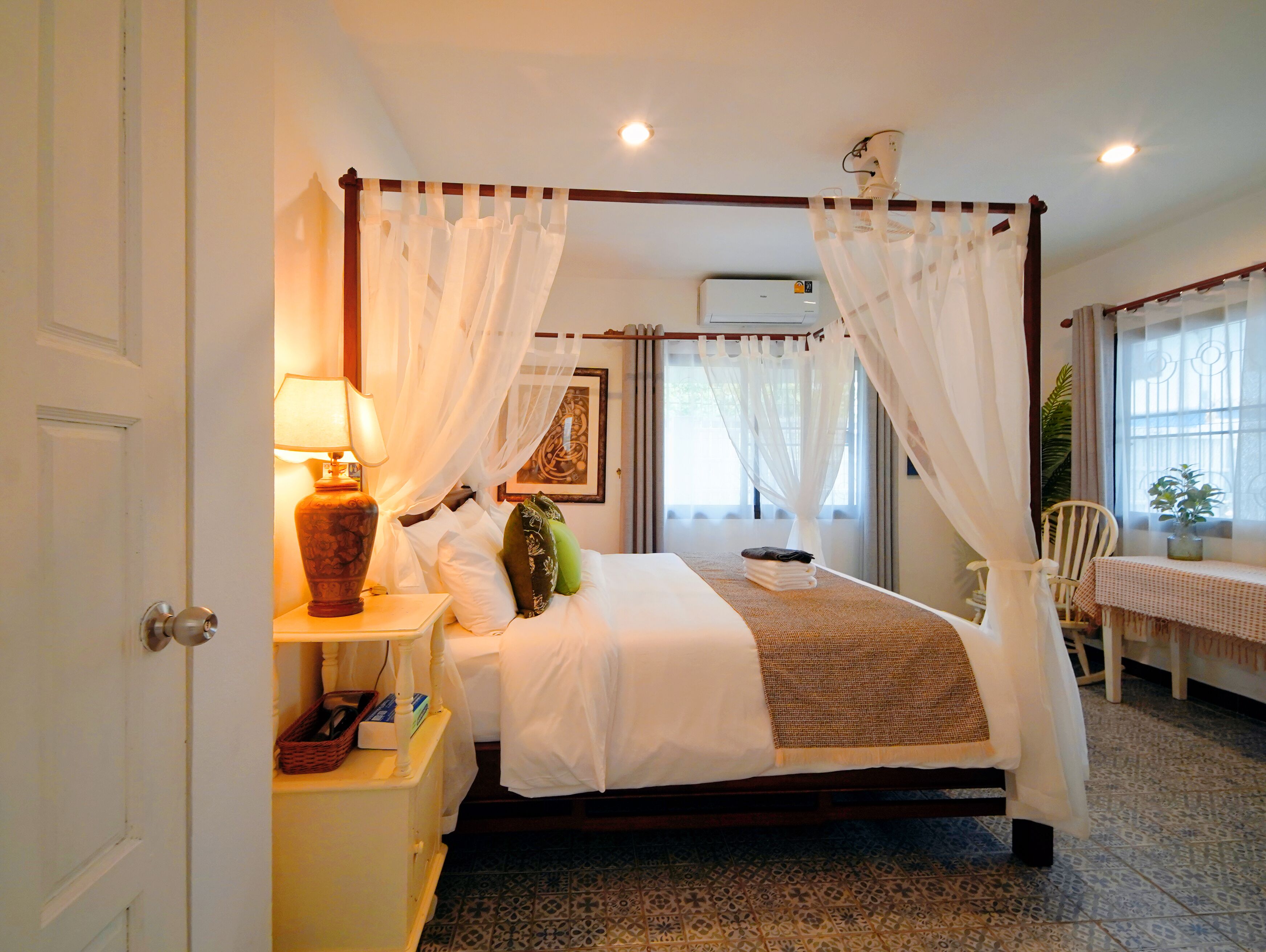 4 bedrooms, iron/ironing board, free WiFi, bed sheets