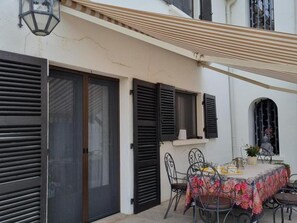 Outdoor dining - Comfortable house, nature and heritage - 6 guests (SAINT ROMAIN LE PUY)