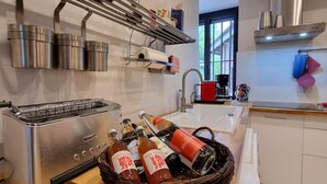Una cocina moderna con electrodomésticos de acero inoxidable, un tostador, un lavamanos y una ventana con vistas.