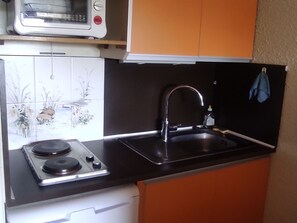 Wasserkocher mit Kaffee-/Teezubehör, Kühlschrank, Mikrowelle, Herdplatte