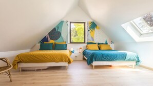 A bedroom with two beds, a window, and a sloped ceiling. - Cozy gîte near Nantes - max guests (Petit-Mars)