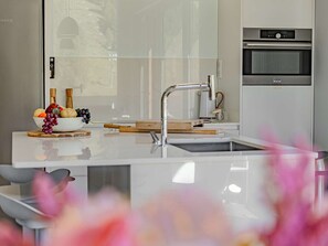 Wasserkocher mit Kaffee-/Teezubehör, Kühlschrank, Mikrowelle, Ofen