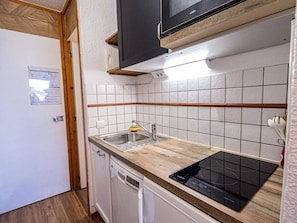 Wasserkocher mit Kaffee-/Teezubehör, Kühlschrank, Mikrowelle, Ofen