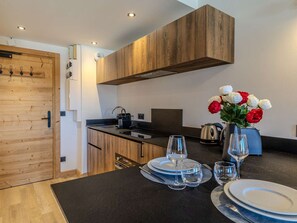 Wasserkocher mit Kaffee-/Teezubehör, Kühlschrank, Mikrowelle, Ofen