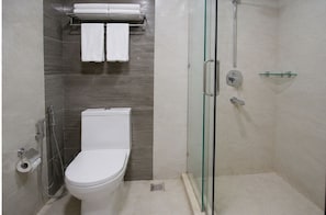 Deluxe-Doppelzimmer, Balkon, Strandblick | Badezimmer