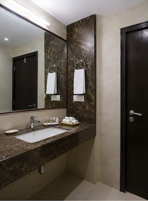 Deluxe-Doppelzimmer, Balkon, Strandblick | Badezimmer