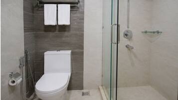 Deluxe Double Room, Balcony, Beach View | Bathroom