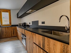 Wasserkocher mit Kaffee-/Teezubehör, Kühlschrank, Mikrowelle, Ofen