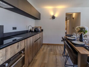Wasserkocher mit Kaffee-/Teezubehör, Kühlschrank, Mikrowelle, Ofen
