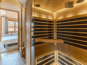 A modern room with a bed, a glass partition, and a wooden ceiling. - Spacious apartment, mountain view - 8 guests (Belle Plagne)