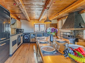 Coffee/tea maker, fridge, microwave, oven - Authentic chalet, Mont-Blanc view - 8 guests (La Plagne 1800)