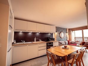 Wasserkocher mit Kaffee-/Teezubehör, Kühlschrank, Mikrowelle, Ofen