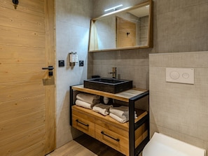 A modern bathroom with a wooden door, a black sink, a mirror, and a towel rack. - Comfortable apartment, 6 guests, Belle Plagne (Belle Plagne)