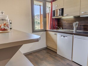 Wasserkocher mit Kaffee-/Teezubehör, Kühlschrank, Mikrowelle, Ofen