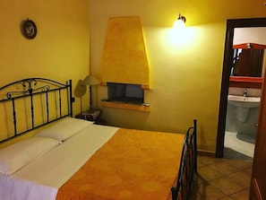 Basic Double Room | WiFi (free) - Filohostel l'Albergo Glocale (Sant'Agata de'Goti)