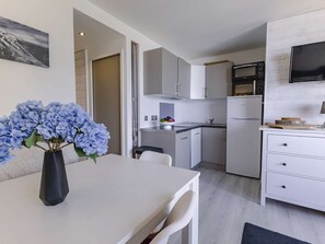Wasserkocher mit Kaffee-/Teezubehör, Kühlschrank, Mikrowelle, Ofen