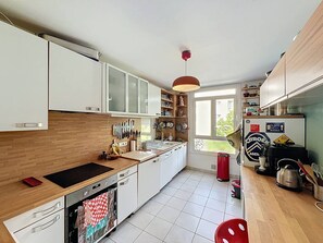 Wasserkocher mit Kaffee-/Teezubehör, Kühlschrank, Mikrowelle, Ofen