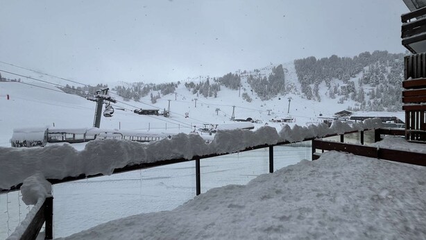 A snowy landscape with a ski lift and a building with a wooden facade. - Modern studio at the foot of the slopes - 6 guests (Plagne Bellecôte)