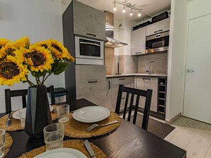 Kühlschrank, Mikrowelle, Ofen, Geschirrspüler
