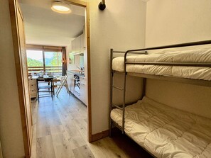 A bunk bed room with a kitchenette and a dining area. - Modern apartment in Plagne Centre - 6 guests (La Plagne)