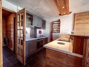 Wasserkocher mit Kaffee-/Teezubehör, Kühlschrank, Mikrowelle, Ofen