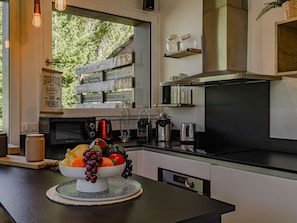 Wasserkocher mit Kaffee-/Teezubehör, Kühlschrank, Mikrowelle, Ofen
