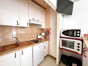 Wasserkocher mit Kaffee-/Teezubehör, Kühlschrank, Mikrowelle, Ofen