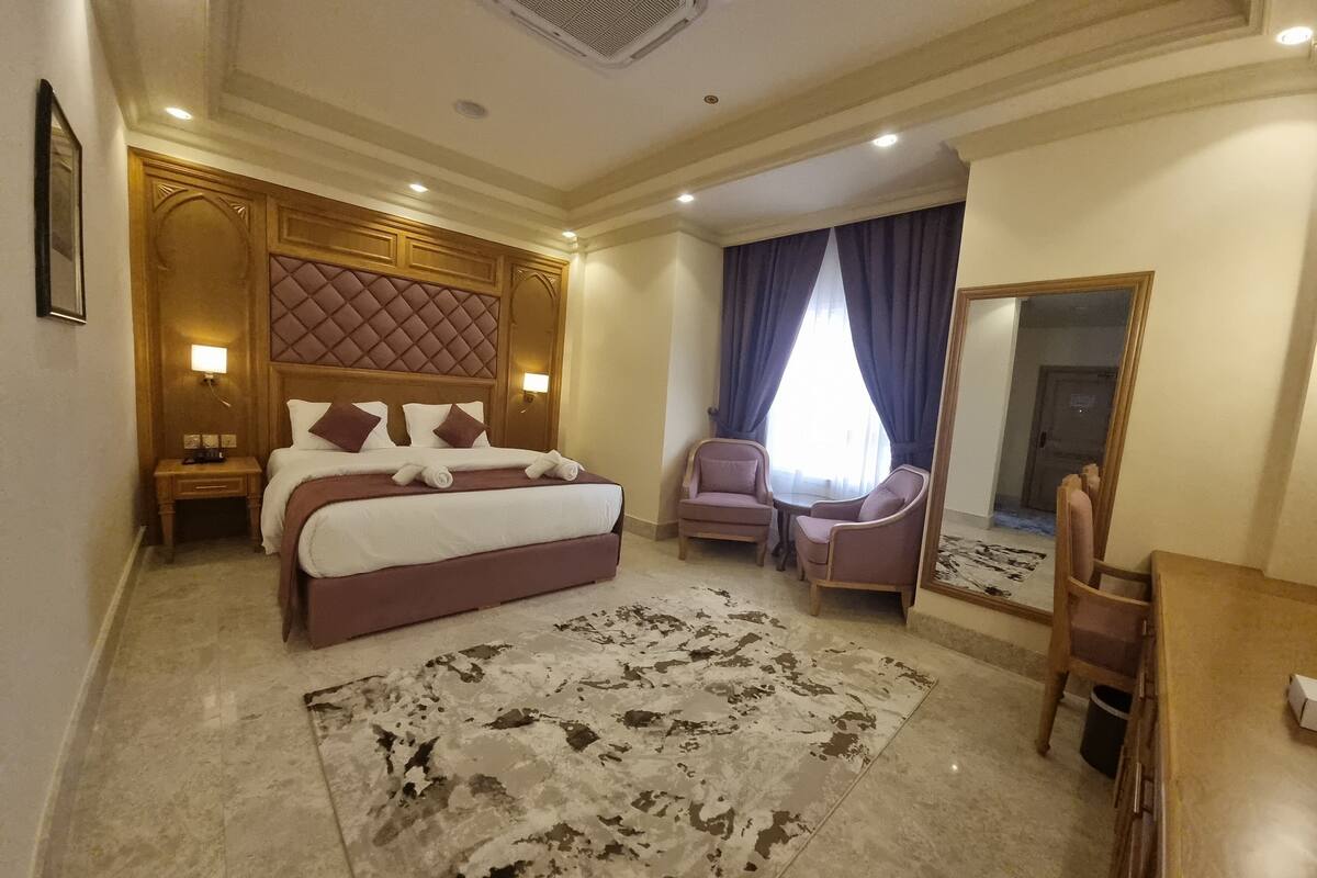 Phòng đôi tiện nghi đơn giản, quang cảnh núi | Két bảo mật tại phòng, bàn, khu vực làm việc phù hợp cho laptop 
