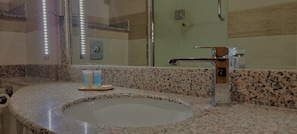 Tina, amenidades de baño gratuitas, secadora de cabello, pantuflas 