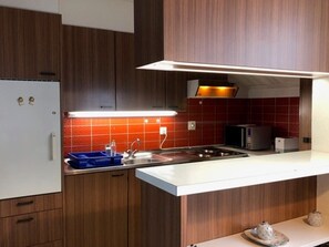 Kühlschrank, Mikrowelle, Kochgeschirr/Geschirr/Besteck