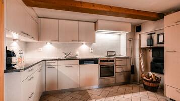 Kühlschrank, Ofen, Geschirrspüler, Kochgeschirr/Geschirr/Besteck