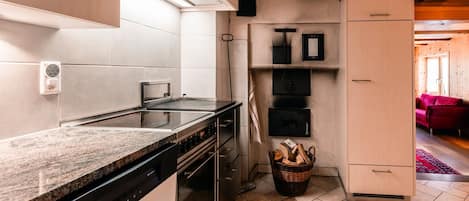 Una cocina moderna con lavavajillas integrado, horno y una encimera amplia.