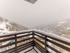 A snowy mountain landscape with a view of buildings and a wooden fence. - Spacious apartment, panoramic view - 6 guests (La Plagne)