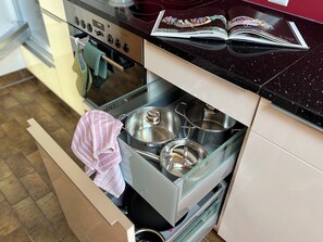 Kühlschrank, Ofen, Geschirrspüler, Kochgeschirr/Geschirr/Besteck