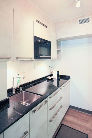 Refrigerador, horno y utensilios de cocina 