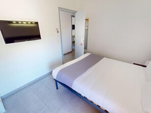 Free WiFi, bed sheets - Double room mountain view - 2 guests (MONTI (06500))