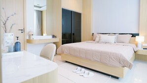 Ein modernes Hotelzimmer mit Bett, Nachttisch und Spiegel.