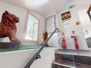A staircase with a lion statue, a fire extinguisher, and a welcome sign. - Double room with air conditioning, mountain view (MONTI (06500))