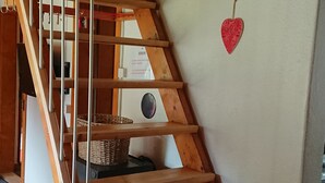 Un escalier en bois orné d’une décoration en forme de cœur sur le mur.