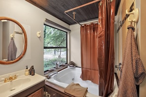 House, 1 Bedroom | Bathroom | Towels, shampoo - Woodland Home Near The Gorge - Private Deck 1 Bedroom Home (Washougal)