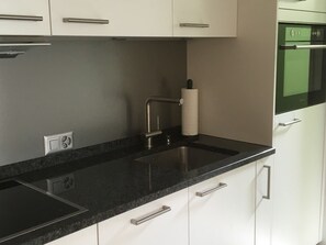 Kühlschrank, Ofen, Geschirrspüler, Kochgeschirr/Geschirr/Besteck