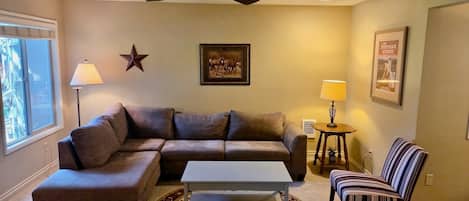 Appart'hôtel, 2 chambres | Coin séjour | TV connectée