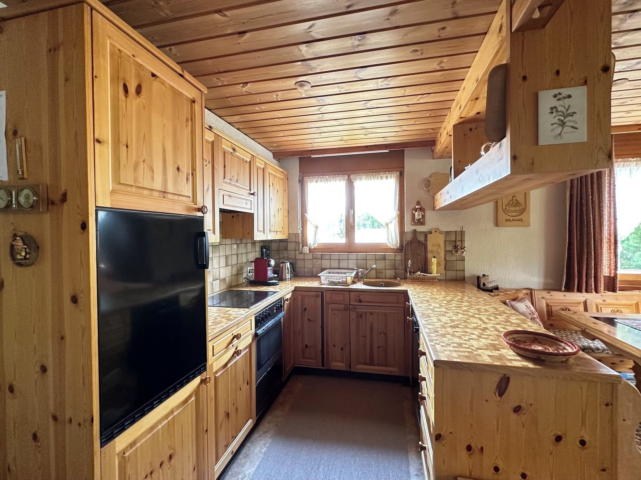 Fridge, microwave, dishwasher, cookware/dishes/utensils