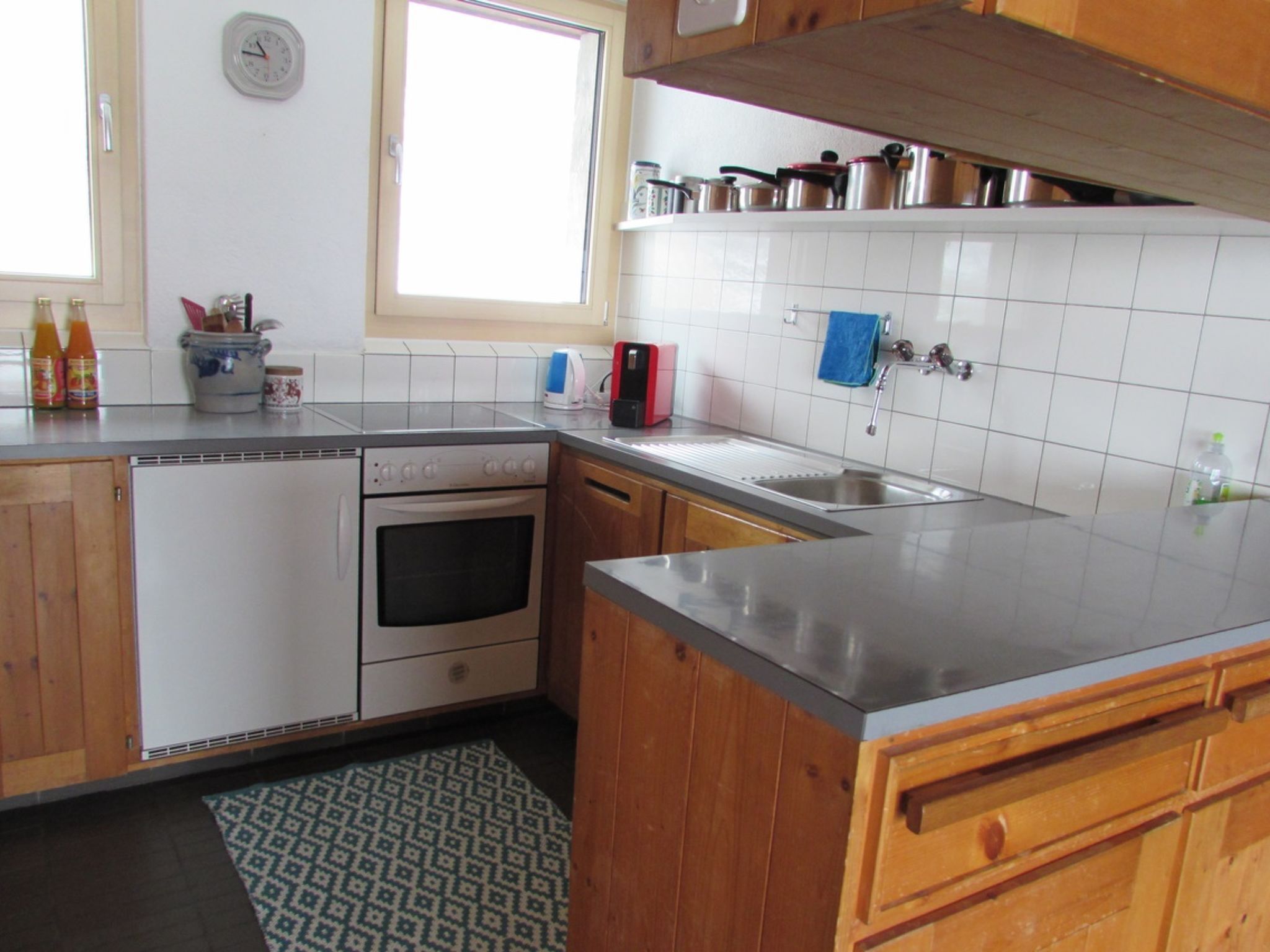 Fridge, cookware/dishes/utensils