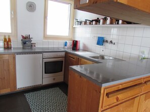 Fridge, cookware/dishes/utensils