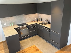 Kühlschrank, Mikrowelle, Ofen, Geschirrspüler
