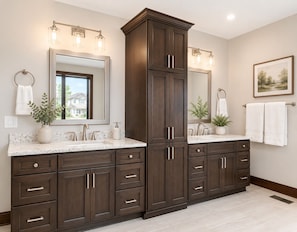 Jetted bath, bidet, towels, toilet paper - Upscale Fully Furnished Home - Ideal for 90+ Day Executive Stays (Lincoln)